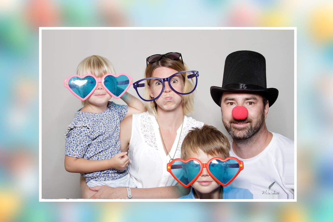 Familie mit Herzbrillen, Zylinder und Clownsnase – ein Foto aus der DieLacherBox